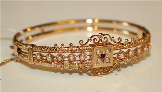 Victorian style gold hinged bangle with seed pearls and garnet(-)